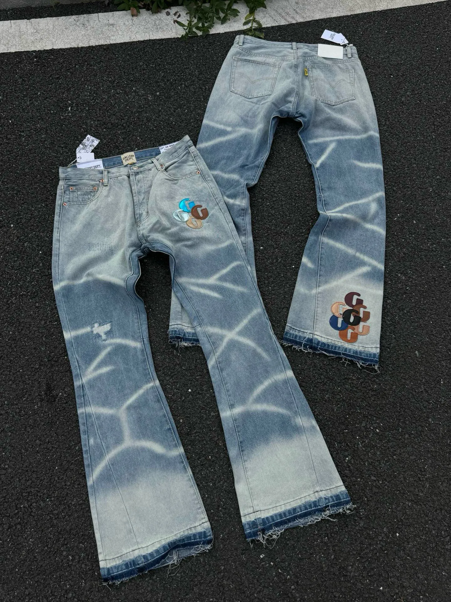 -Size upper body P240#G66 GALLERY DEPT. Denim spliced ​​with all-over printed leather ripped bell-bottoms, washed and distressed jeans. GALLERY is attracted by these bell-bottoms. Whether it is a reset of Carhartt or Levis, they all create a strong brand style. Since these pants are modified from rare vintage, the production capacity is limited. Therefore, after many icons wore them, these pants were once hard to find. Later, perhaps due to the improvement of GD's business in the past two years and the expansion of production lines, the brand itself lowered the price, so I can't wait any longer for these pants this year and will definitely buy them. During the process of the denim washing plant, the owner of the washing plant helped introduce a boss who had worked for Levi's foundry and started his own business. This also paved the way for the following styles. Therefore, Levi's remodeled single product for the base plate is really familiar. Whether it is the fabrics supplied or the lathes used in production, there is nothing to choose from. -Color: blue -Size: S-XXL (corresponding to 28-36)
